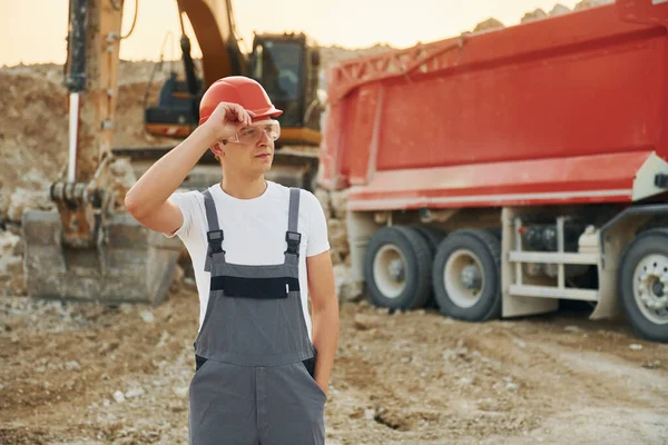 Frente Veículo Trabalhador Uniforme Profissional Está Poço Empréstimo Durante Dia — Fotografia de Stock