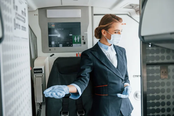 Προστατευτικά Γάντια Και Μάσκα Νεαρή Αεροσυνοδός Στη Δουλειά Αεροπλάνο — Φωτογραφία Αρχείου