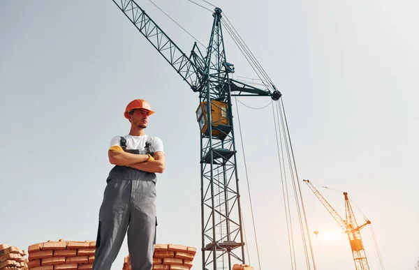 Com Guindaste Fundo Jovem Trabalhador Construção Uniforme Está Ocupado Edifício — Fotografia de Stock