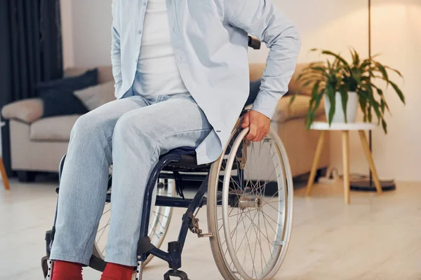 Blisko Widoku Niepełnosprawny Wózku Inwalidzkim Jest Domu — Zdjęcie stockowe