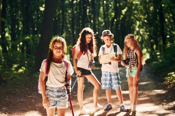 Prêt Pour Aventure Promenade Des Enfants Dans Forêt Avec Équipement — Photo