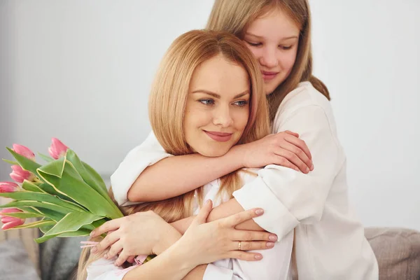 Kızlar Çiçek Verir Kızıyla Birlikte Genç Bir Kadın Gündüz Vakti — Stok fotoğraf