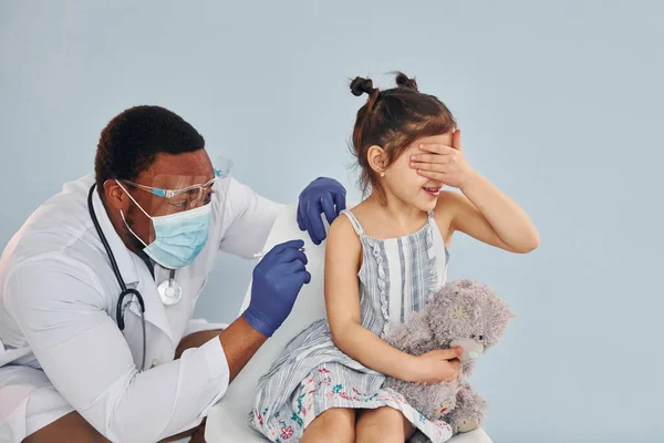 Young African American Doctor Giving Injection Little Girl Hospital — Stock Photo, Image