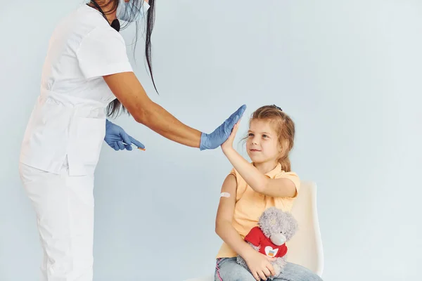 Procédure Est Terminée Médecin Uniforme Faisant Vaccination Patient — Photo