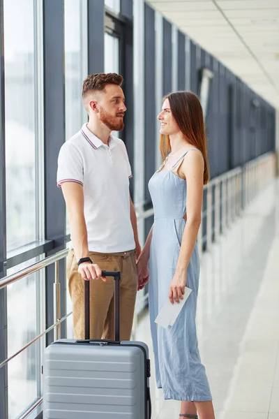 Zwei Personen Junger Reisender Steht Auf Der Eingangshalle Des Flughafens — Stockfoto