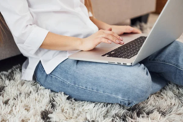 Werken Vanuit Huis Jonge Vrouw Wit Shirt Jeans Binnen — Stockfoto