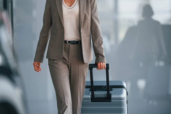 Formeller Kleidung Frau Mit Gepäck Steht Drinnen Konzeption Des Tourismus — Stockfoto