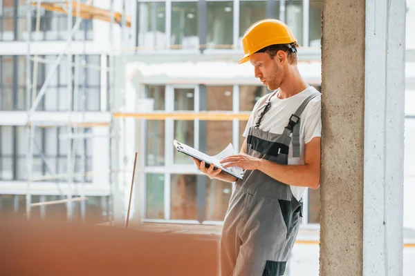 Inomhus Rummet Ung Man Som Arbetar Uniform Vid Bygget Dagtid — Stockfoto