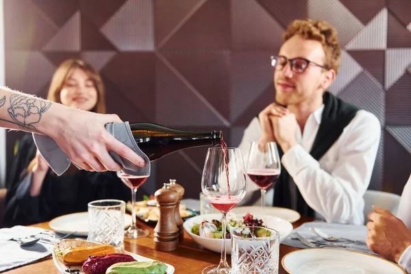 Gente Cena Juntos Interior Del Nuevo Restaurante Lujo Moderno — Foto de Stock