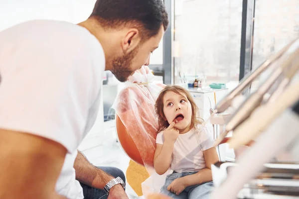 Маленька Дівчинка Відвідує Стоматолога Чоловіка Клініці Концепція Стоматології — стокове фото