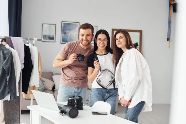 Préparation Modèle Les Photographes Travaillent Intérieur Dans Leur Atelier Jour — Photo