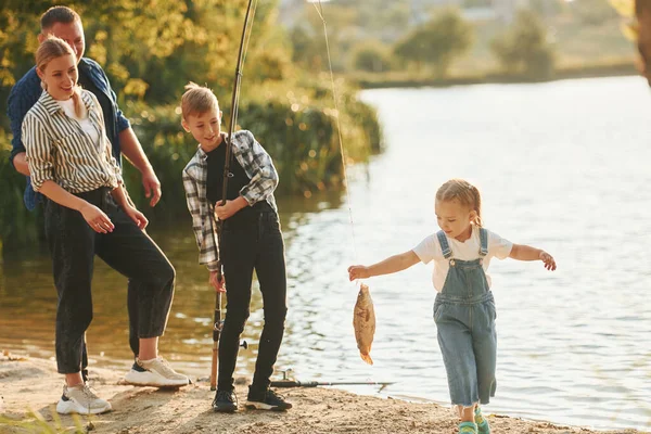 週末の活動 夏には息子と娘と一緒に屋外で一緒に釣りに父と母 — ストック写真