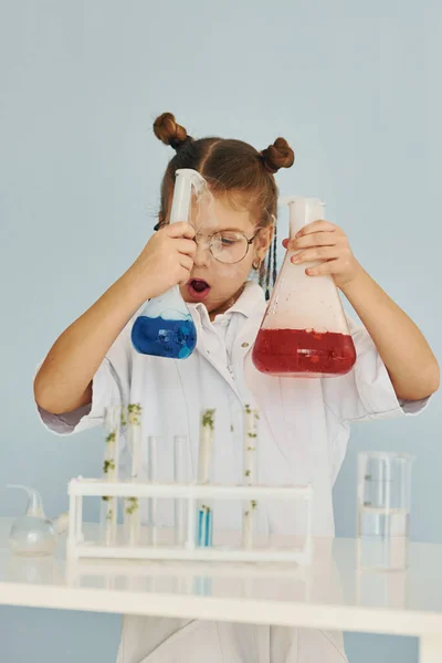 Laboratuvarda Ekipman Kullanarak Bilim Adamını Oynayan Ceketli Ürkek Küçük Kız — Stok fotoğraf