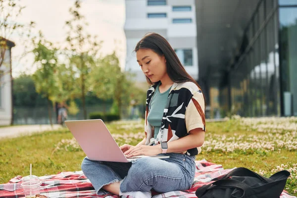 Zit Met Een Laptop Jonge Aziatische Vrouw Buiten Overdag — Stockfoto