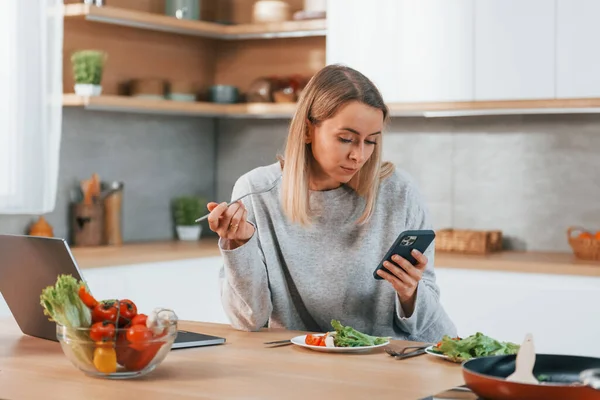 Holding Phone Woman Preparing Food Home Modern Kitchen — Stock Photo, Image