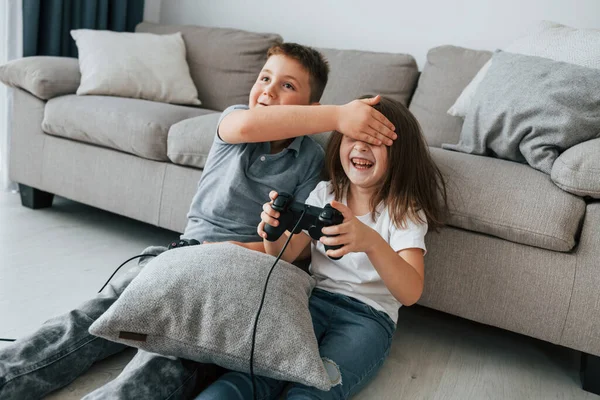 Παίζοντας Βιντεοπαιχνίδια Παιδιά Διασκεδάζουν Στο Δωμάτιο Την Ημέρα Μαζί — Φωτογραφία Αρχείου