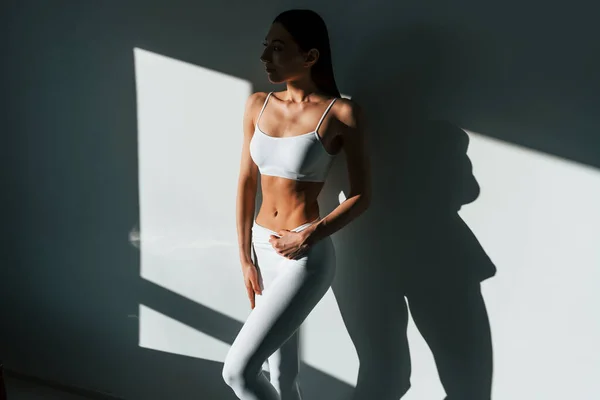 Bela Iluminação Mulher Caucasiana Jovem Com Forma Corpo Magro Está — Fotografia de Stock