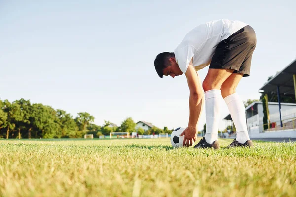 Preparar Para Jogo Jovem Jogador Futebol Tem Treinamento Campo Esportivo — Fotografia de Stock