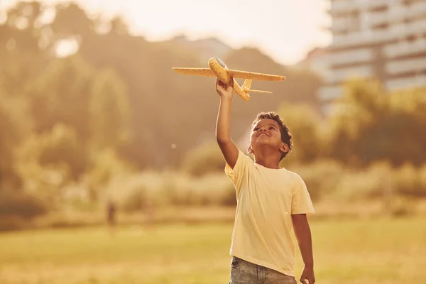 Играю Самолетом Африканские Дети Развлекаются Поле Летнее Время — стоковое фото