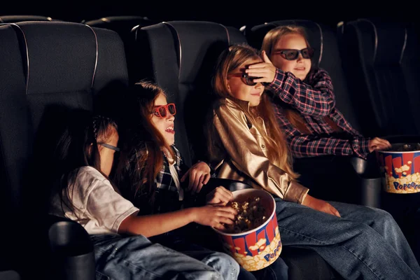 Luźnych Ciuchach Grupa Dzieci Siedzi Kinie Ogląda Razem Film — Zdjęcie stockowe