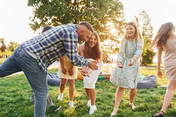 Activităţi Weekend Grupul Tineri Organizează Petrecere Parc Timpul Zilei Vară Imagine de stoc