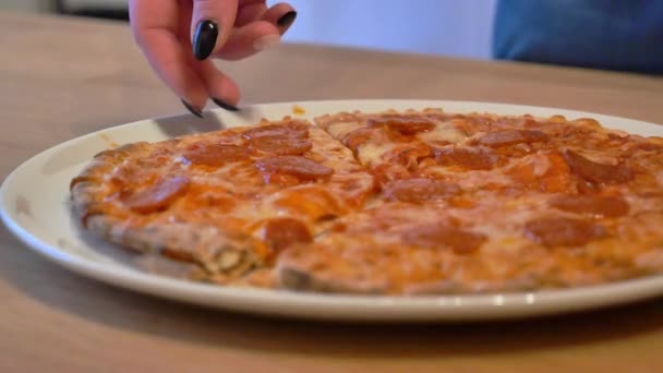 Flicka skära och äta pizza — Stockvideo
