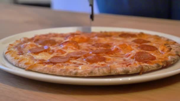 Ragazza tagliare e mangiare pizza — Video Stock