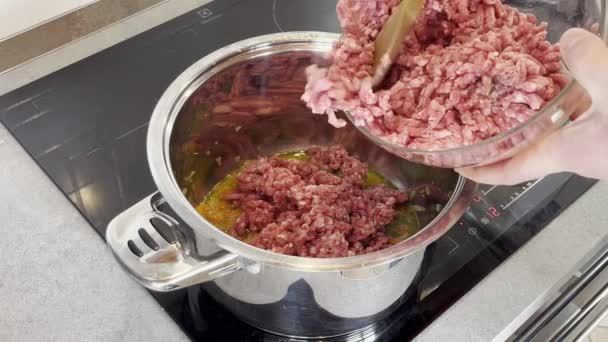 Чоловік - італік готує болоньський обід. — стокове відео