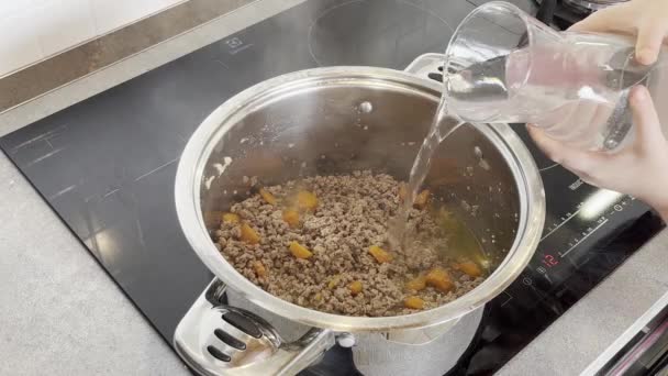 Italiano hombre cocinar comida boloñesa — Vídeo de stock