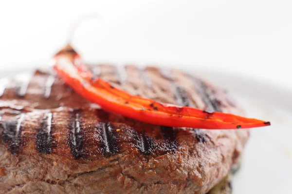 Brander vlees met garnituur — Stockfoto