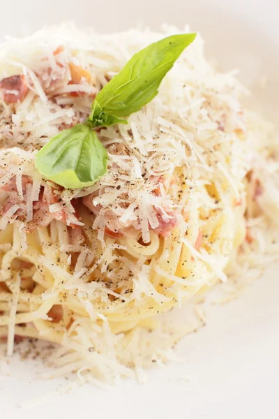 Heiße Pasta mit frischem Basilikum — Stockfoto