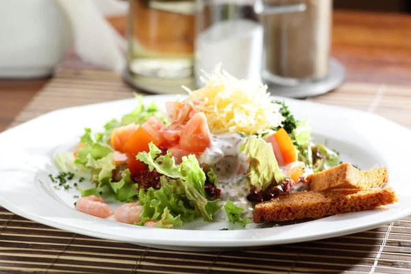 Frischer Salat mit leckerer Beilage — Stockfoto