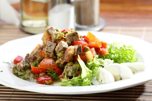 Ensalada fresca con sabrosa guarnición — Foto de Stock