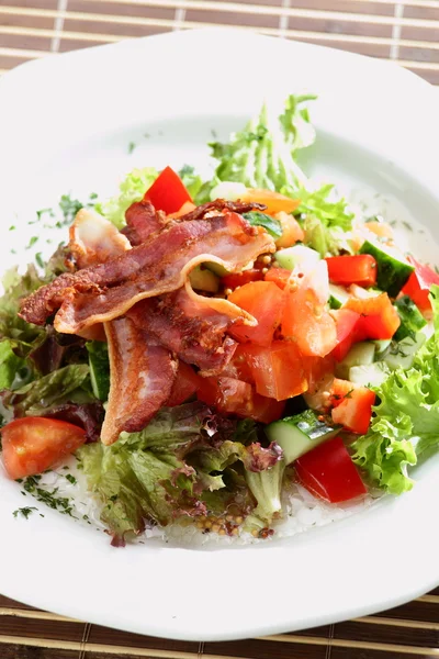 Fräsch sallad med välsmakande garnering — Stockfoto