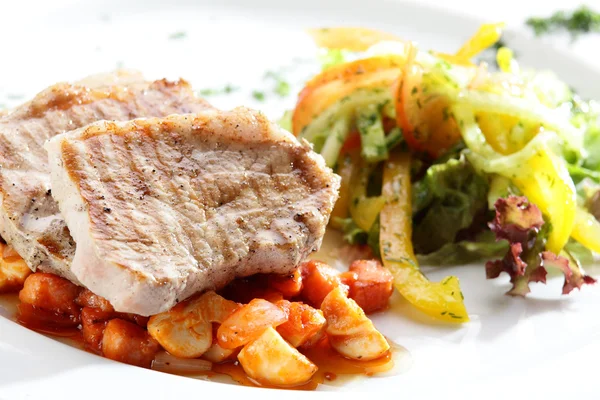 Carne arrosto su piatto bianco — Foto Stock