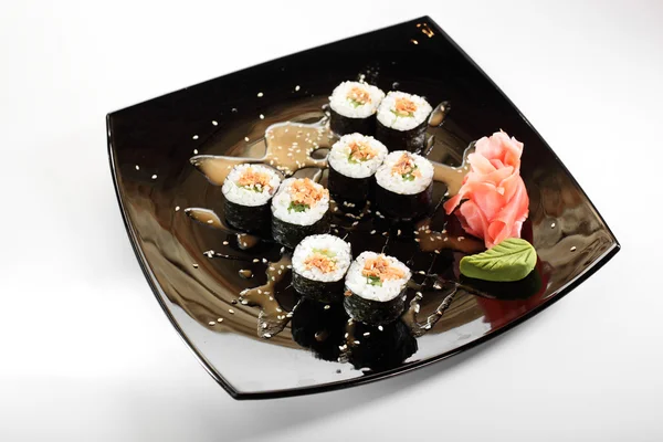 Sushis frais et savoureux dans un plat noir — Photo