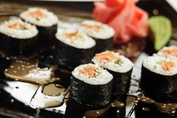 Čerstvé a chutné sushi v černé misky — Stock fotografie