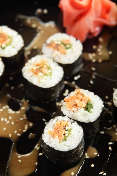 Sushi fresco y sabroso en plato negro — Foto de Stock