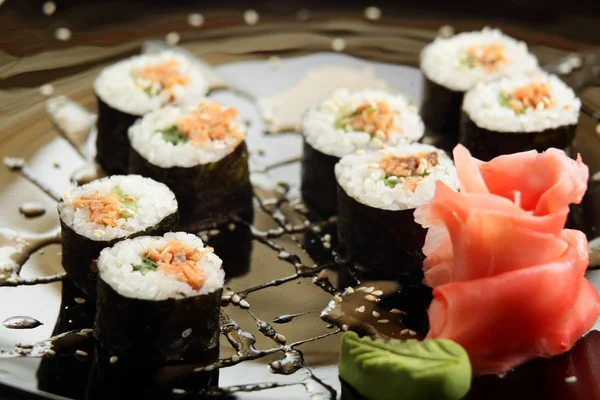 Свежие и вкусные суши в черном — стоковое фото
