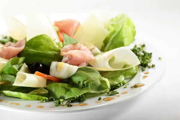 Свіжий салат зі смачним гарніром — стокове фото