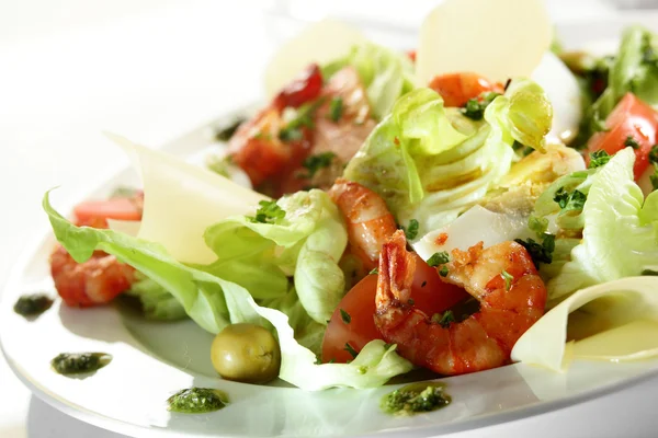 Salada fresca com guarnição saborosa — Fotografia de Stock