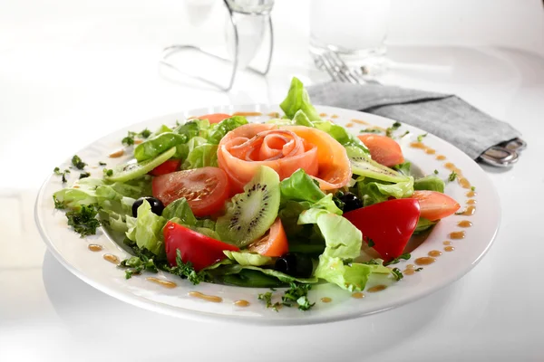 Fräsch sallad med välsmakande garnering — Stockfoto