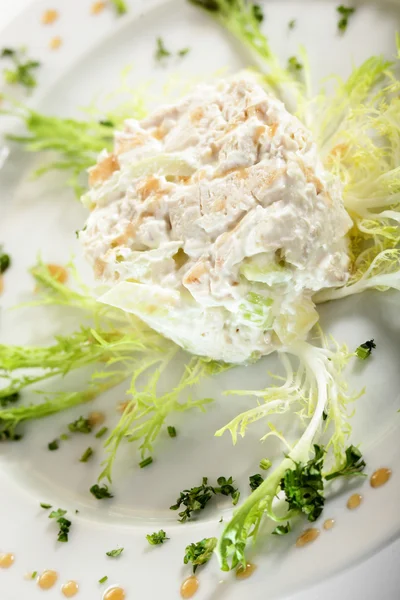 Свіжий салат зі смачним гарніром — стокове фото