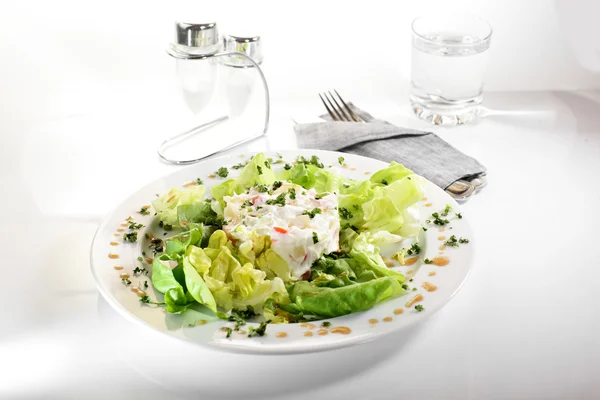 Salada fresca com guarnição saborosa — Fotografia de Stock