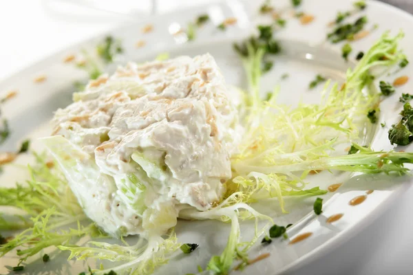 Ízletes körettel friss salátával — Stock Fotó
