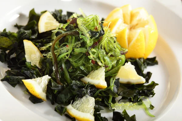 Taze salata ile lezzetli garnitür — Stok fotoğraf