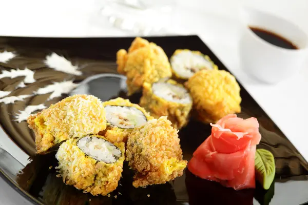 Sushis frais et savoureux dans un plat noir — Photo