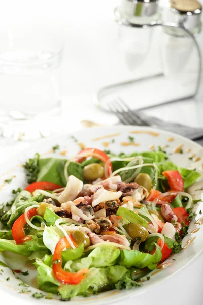 Salada fresca com guarnição saborosa — Fotografia de Stock