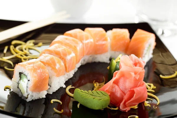 黒い皿に新鮮でおいしい寿司 — ストック写真