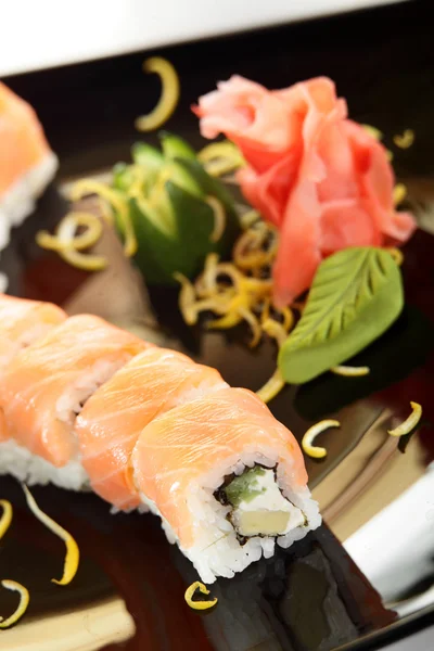 黑菜的新鲜和美味寿司 — 图库照片